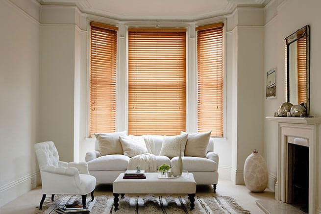 Wooden slat blinds for bay windows